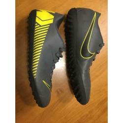Nike Voetbal/Hockey schoenen Kunstgras Maat 43