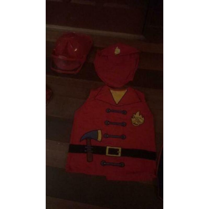 8x verkleedkleren oa brandweer en piraat