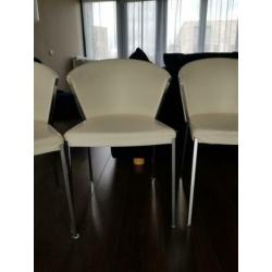 Prachtige glazen eettafel met witte leren stoelen