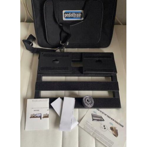 Pedaltrain , incl tas en 2 maal pedal booster, zie foto 2
