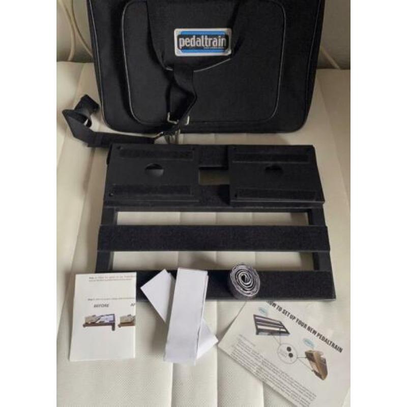 Pedaltrain , incl tas en 2 maal pedal booster, zie foto 2