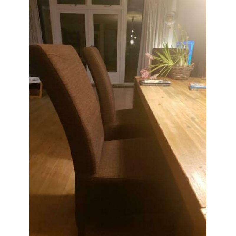 4 donkerbruine eettafelstoelen.
