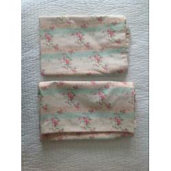 2 Laura Ashley gordijntjes + 2 kussentjes Mary Ann