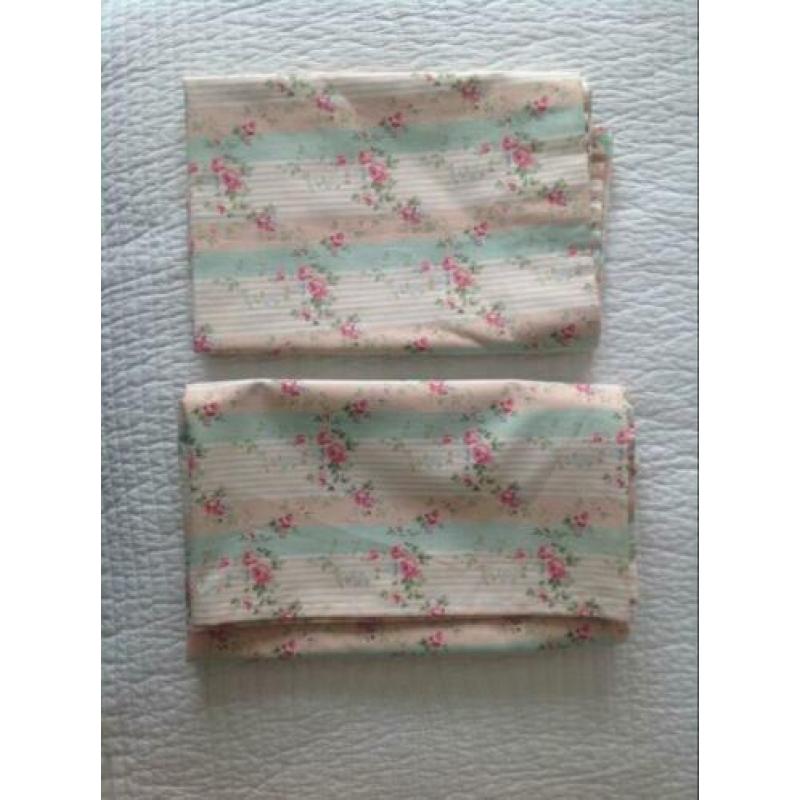 2 Laura Ashley gordijntjes + 2 kussentjes Mary Ann