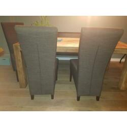 4 donkerbruine eettafelstoelen.
