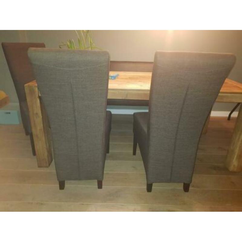 4 donkerbruine eettafelstoelen.