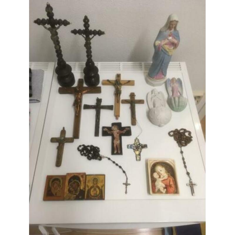Religie. kruisjes, maria en Jezus beelden rozenkrans icoon s