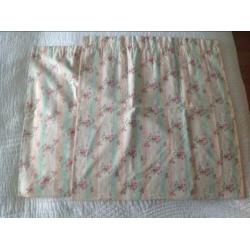 2 Laura Ashley gordijntjes + 2 kussentjes Mary Ann