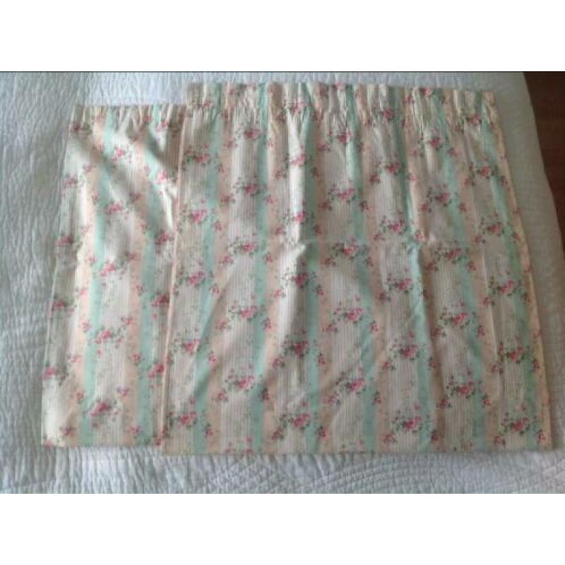 2 Laura Ashley gordijntjes + 2 kussentjes Mary Ann