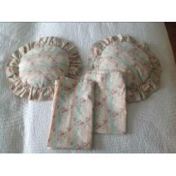 2 Laura Ashley gordijntjes + 2 kussentjes Mary Ann