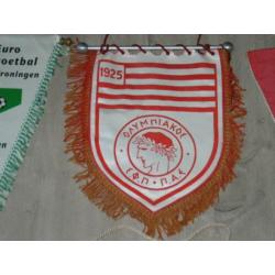 8 stuks vintage voetbalvanen oa eurovoetbal olympiakos e.a