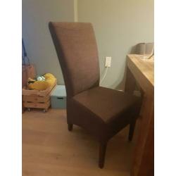 4 donkerbruine eettafelstoelen.