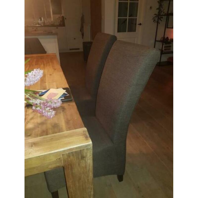 4 donkerbruine eettafelstoelen.