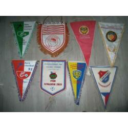 8 stuks vintage voetbalvanen oa eurovoetbal olympiakos e.a