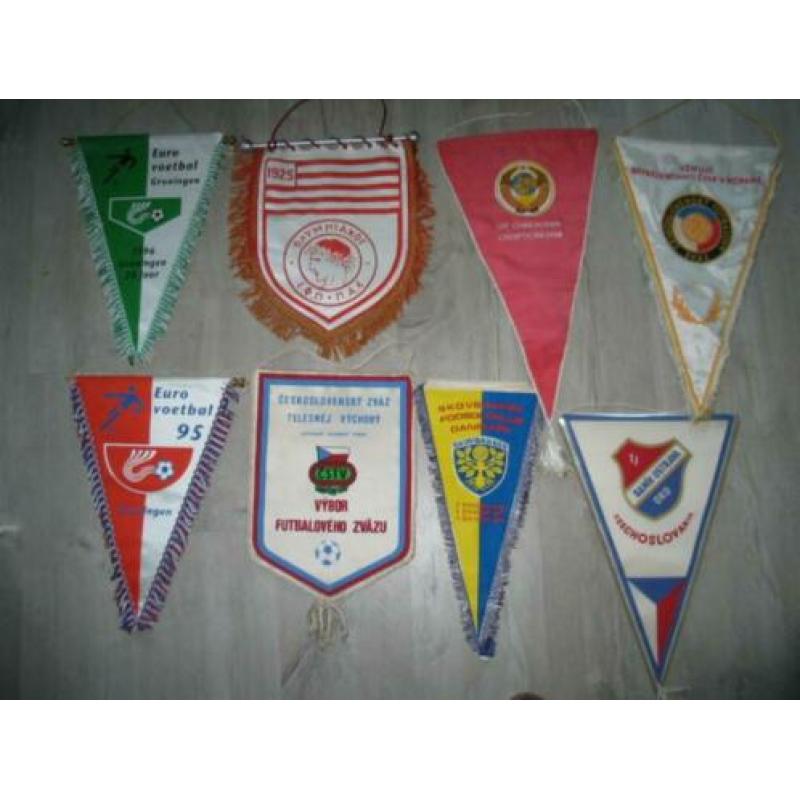 8 stuks vintage voetbalvanen oa eurovoetbal olympiakos e.a