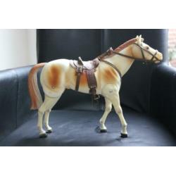2 Stuks speelgoedpaarden; hoogte tot bovenkant hoofd: 27 cm.