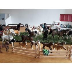 Schleich paarden grote partij, wit paard paarse vlechtjes.