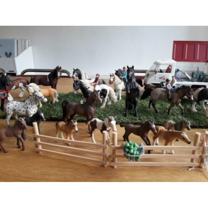 Schleich paarden grote partij, wit paard paarse vlechtjes.