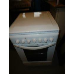 100%goed werknd smal model Indesit gasfornuis met grill oven