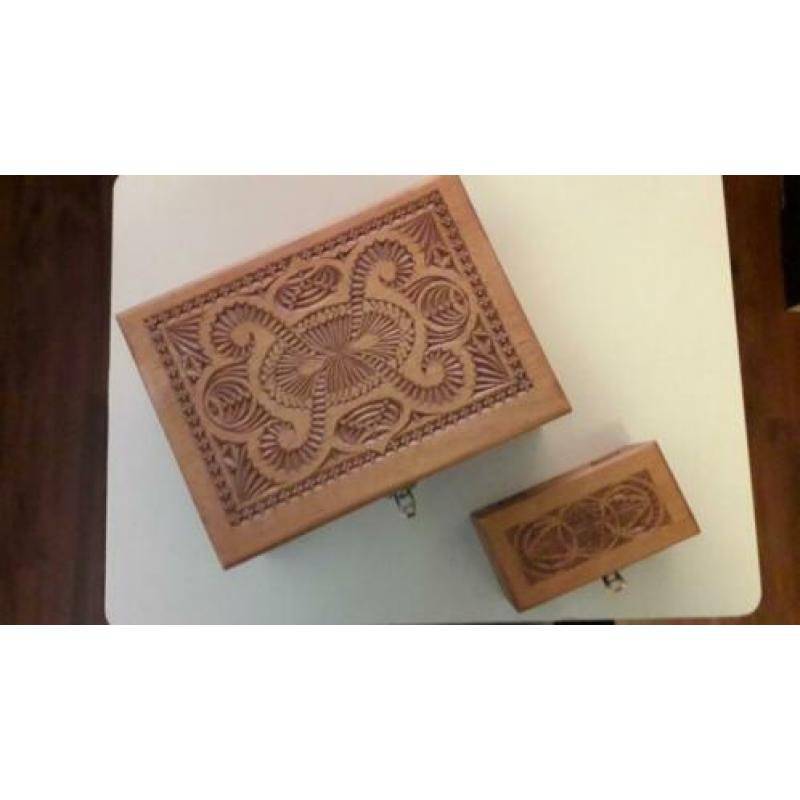 Houten kistjes met snijwerk.