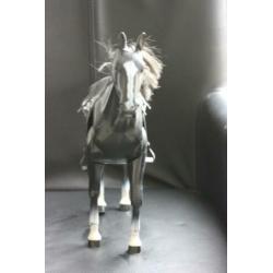2 Stuks speelgoedpaarden; hoogte tot bovenkant hoofd: 27 cm.