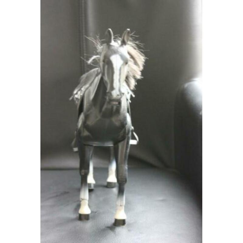 2 Stuks speelgoedpaarden; hoogte tot bovenkant hoofd: 27 cm.