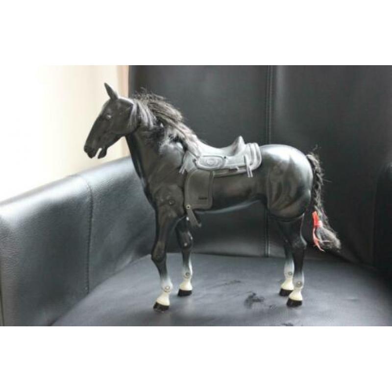 2 Stuks speelgoedpaarden; hoogte tot bovenkant hoofd: 27 cm.