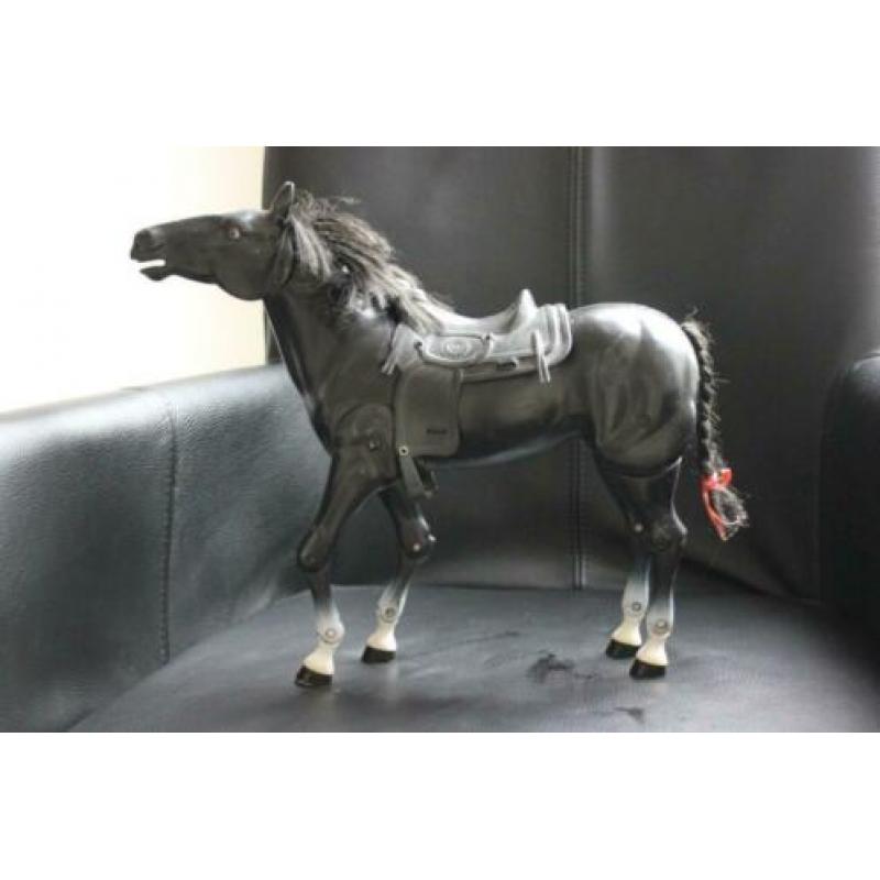 2 Stuks speelgoedpaarden; hoogte tot bovenkant hoofd: 27 cm.
