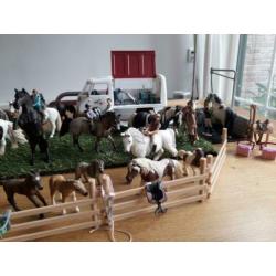 Schleich paarden grote partij, wit paard paarse vlechtjes.