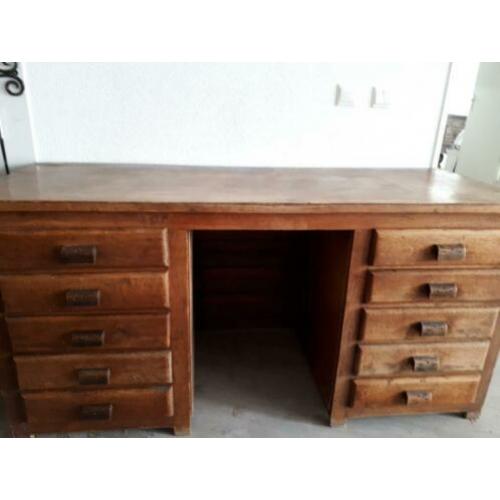 Antiek bureau met 10 lades