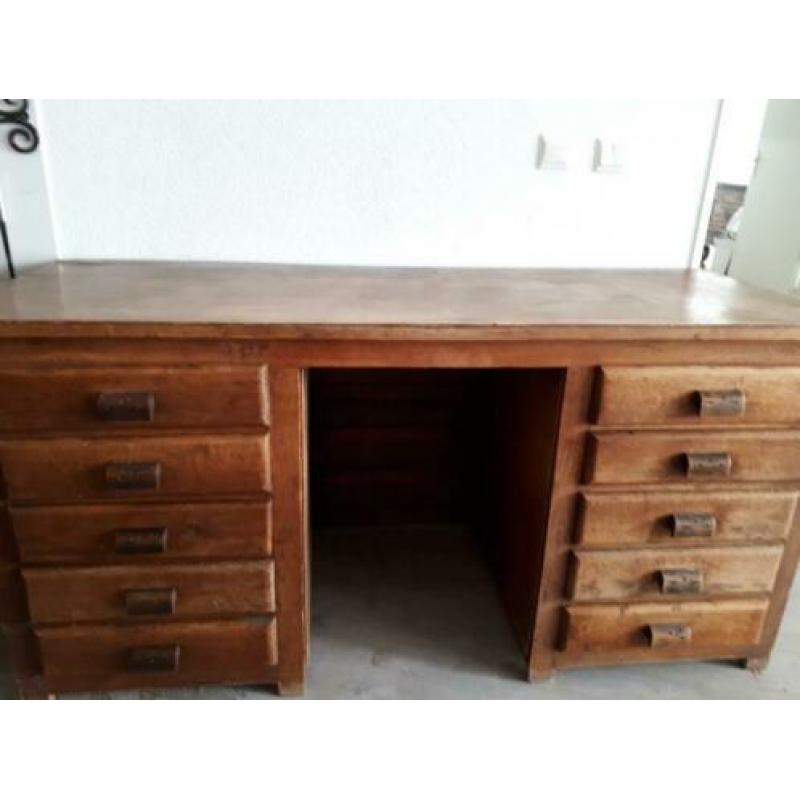 Antiek bureau met 10 lades