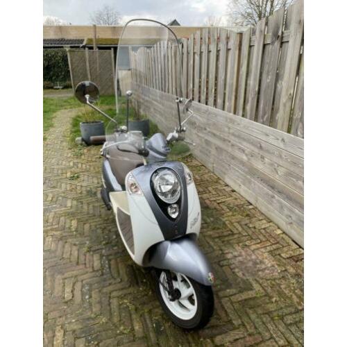 Sym Mio 50 snorscooter, wit/grijs bouwjaar 5-2016