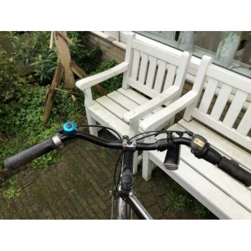 Grijze herenfiets