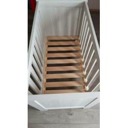 Ledikant en commode