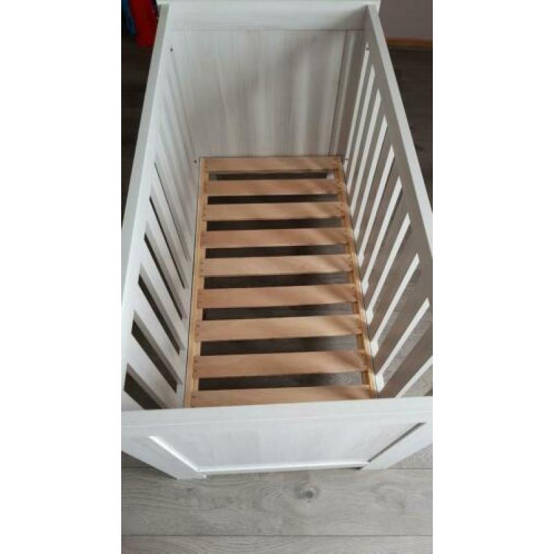 Ledikant en commode