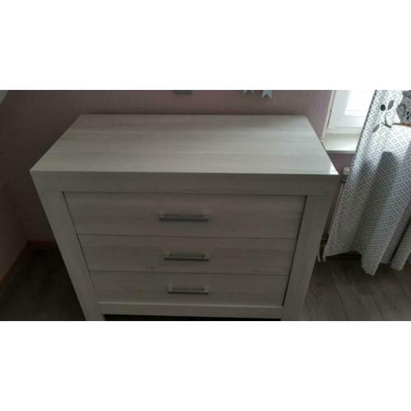 Ledikant en commode