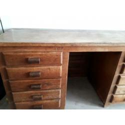 Antiek bureau met 10 lades
