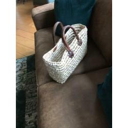 Mooie rieten tas met ledere hengsels zgan