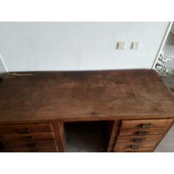 Antiek bureau met 10 lades