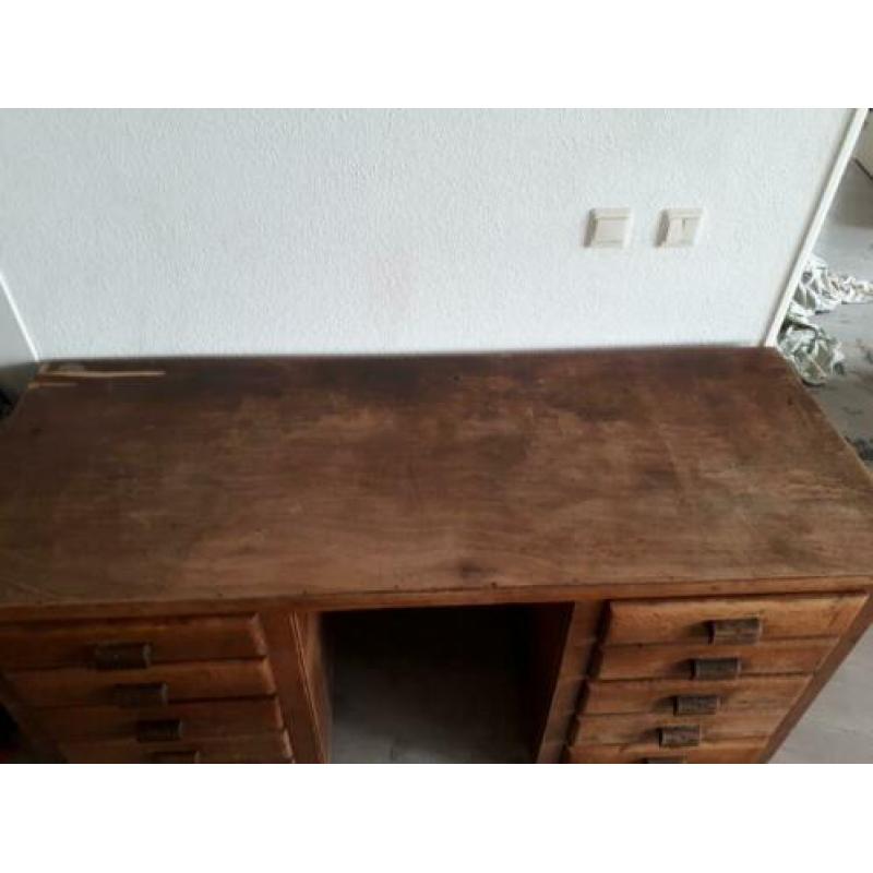 Antiek bureau met 10 lades