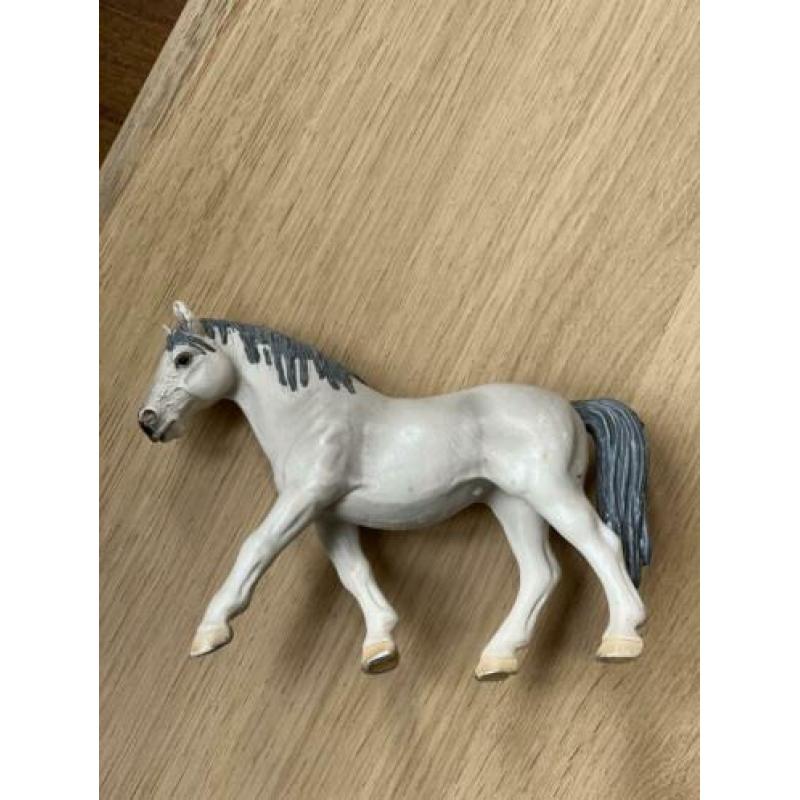 Wit Schleich paard met grijze haren