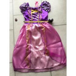 Jurk van rapunzel met broche/ ketting 3/4 jaar Nw