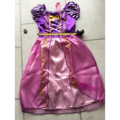Jurk van rapunzel met broche/ ketting 3/4 jaar Nw