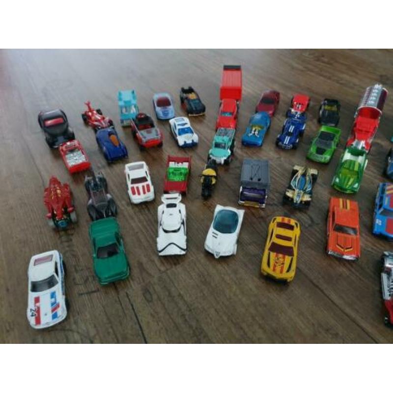 Hot wheels auto's met lanceer/opbergtruck