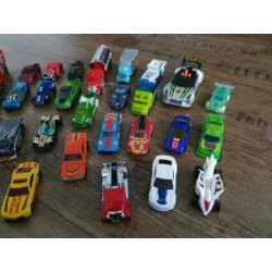 Hot wheels auto's met lanceer/opbergtruck