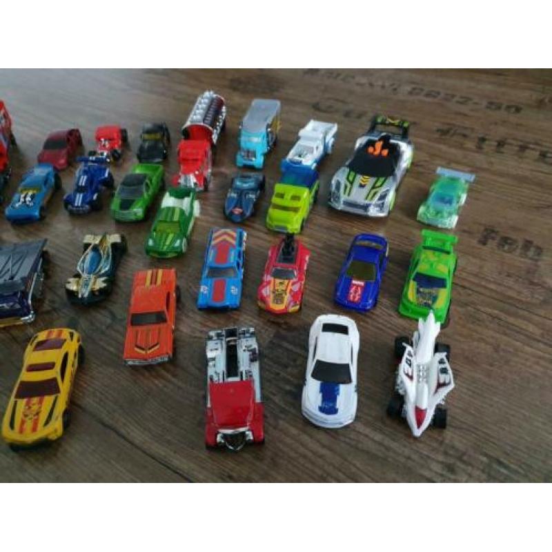 Hot wheels auto's met lanceer/opbergtruck