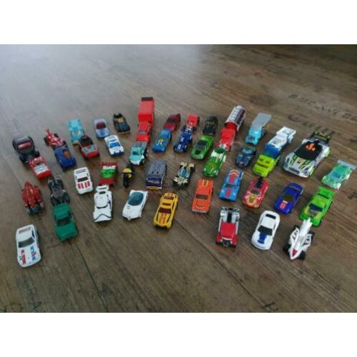Hot wheels auto's met lanceer/opbergtruck