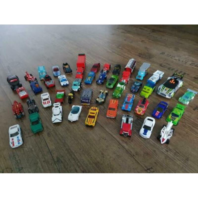 Hot wheels auto's met lanceer/opbergtruck