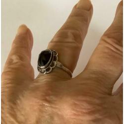 Antiek zilveren(925) GRANAAT RING. Gekeurd met zwaardje.