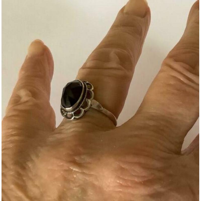 Antiek zilveren(925) GRANAAT RING. Gekeurd met zwaardje.